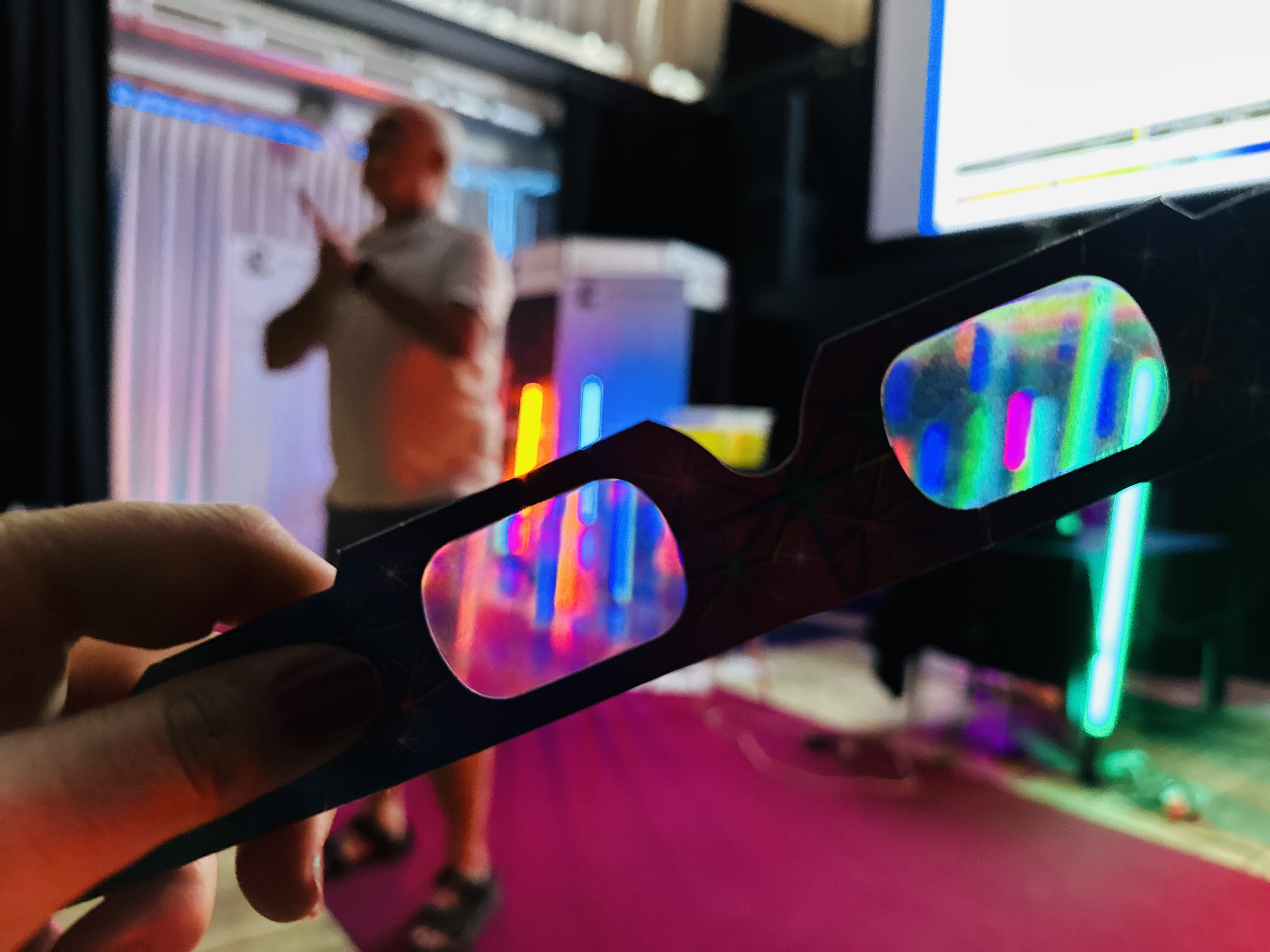 Gitterglasögon som används under Quantumshowen och visar hur ljus kommer i många våglängder. Foto. 