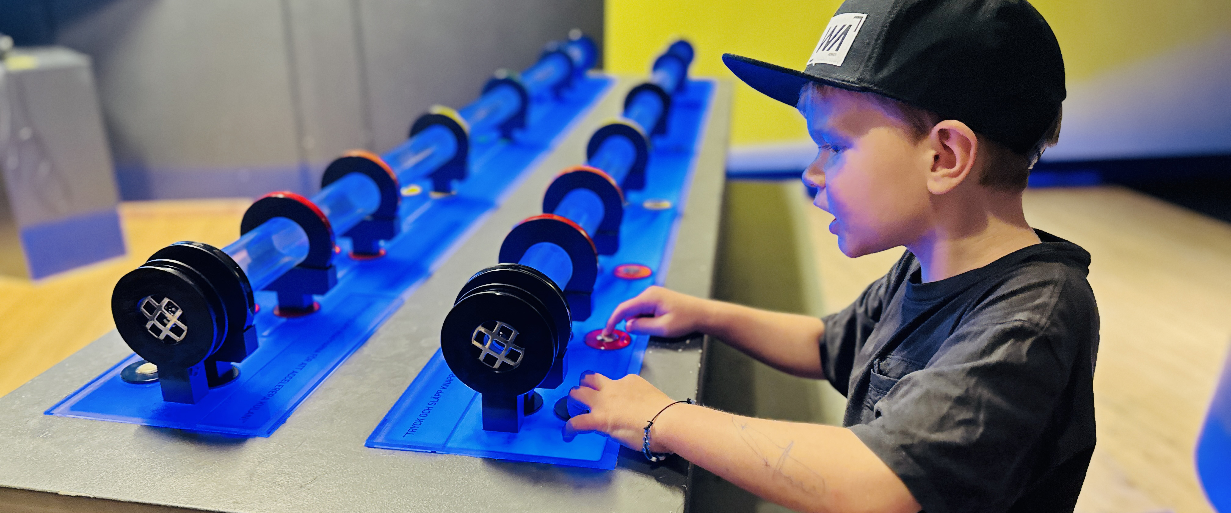 Barn provar linjäracceleratorn i utställningen om Ess och MaxIV på Vattenhallen. Foto.