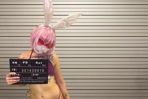 Mugshotfoto på person i bikini utklädd till kanin